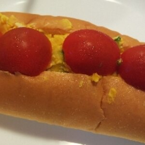 かぼちゃサラダとミニトマトのホットドッグロールパン